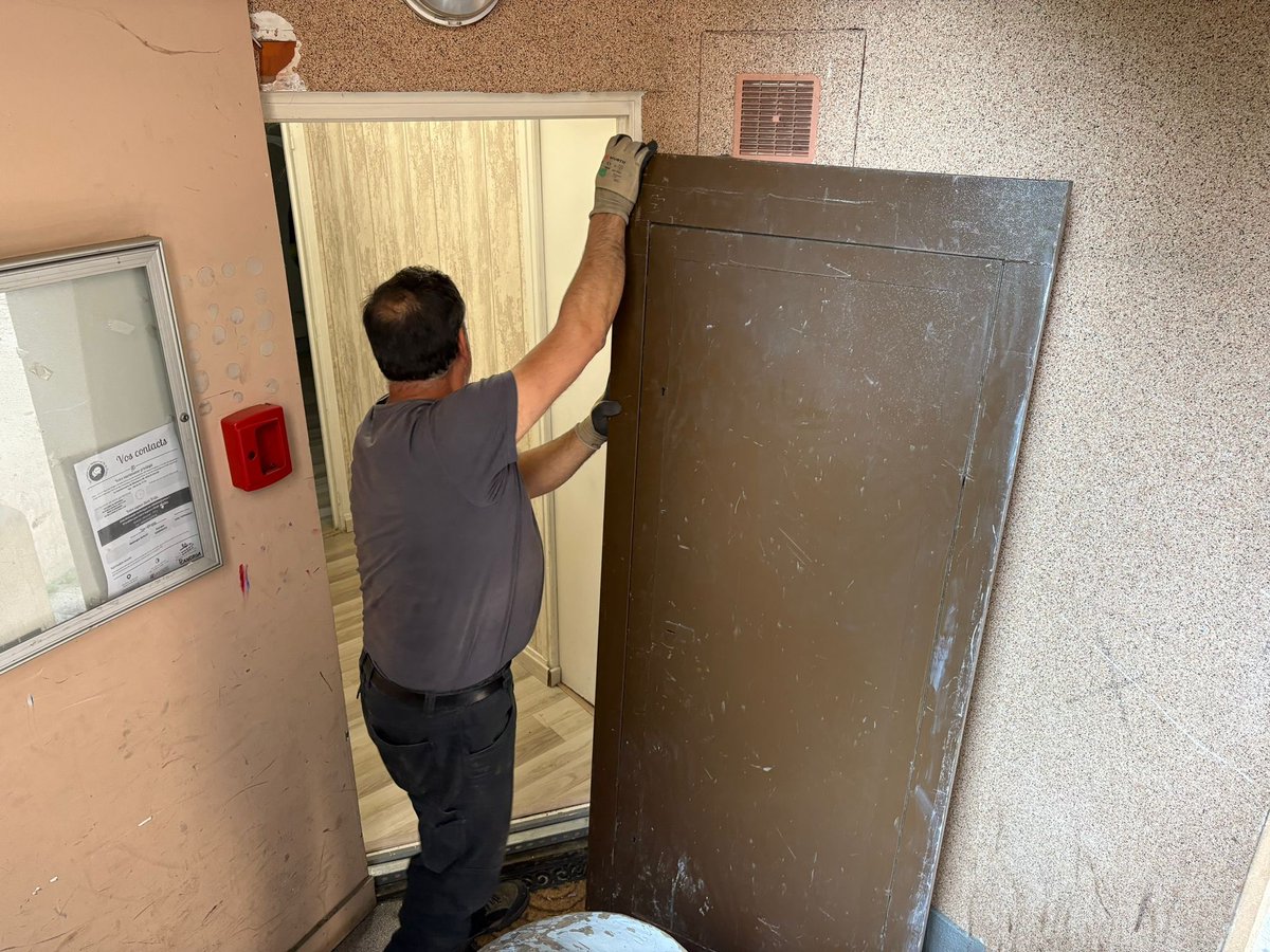 Préfet du Val-d'Oise (@prefet95) on Twitter photo ❗️#EtatdeDroit #Squat | Expulsion, ce jour, sur décision de @prefet95 et reprise de deux logements sociaux squattés à <a href="/VilleArgenteuil/">Argenteuil</a>.
➡️ Les deux logements ont été restitués au bailleur, qui pourra les proposer immédiatement à deux familles.
💡 Un squat se définit par ❗️#EtatdeDroit #Squat | Expulsion, ce jour, sur décision de @prefet95 et reprise de deux logements sociaux squattés à <a href="/VilleArgenteuil/">Argenteuil</a>.
➡️ Les deux logements ont été restitués au bailleur, qui pourra les proposer immédiatement à deux familles.
💡 Un squat se définit par