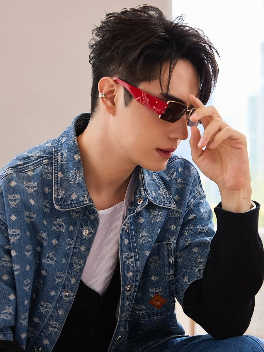 TEeInMyHeart1's tweet photo. IG: ellemanthailand
Modern frames, timeless cool.
These aren't just glasses, they're a statement.#MCMEyeware
#WashingtonOpticalGroup
#ThaiopticalFair2025xTEe #TEeThanapon #ตี๋ธนพล
https://t.co/69nB6PwE2N https://t.co/PPspldM23o