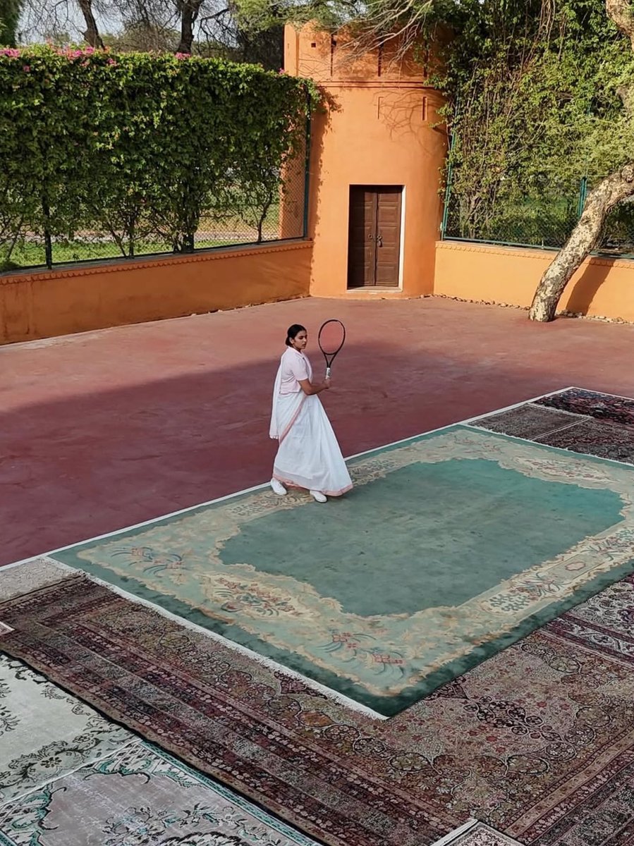 flyestdesi's tweet image. in awe of this tennis court made entirely of rugs