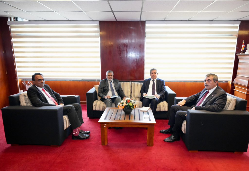 📍Sri Lanka

Bilim ve Teknoloji Bakanı Sayın Chrishantha Abeysena ile bir araya gelerek, ülkelerimiz arasında gerçekleştirilebilecek iş birliklerine dair verimli bir fikir alışverişinde bulunduk.

Türkiye, Sri Lanka ile teknoloji başta olmak üzere her alanda daha güçlü bağlar