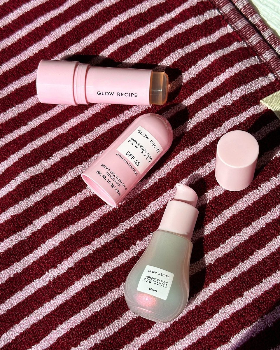 Summer glow essentials. 🍉✨⁠
⁠
🌞 Dew Balm SPF 45 : Stick solar invisible con acabado glow para proteger e hidratar ⁠
💧 Dew Drops: Serum para una luminosidad instantánea ⁠
⁠
⁠
💻 Disponible en sephora.com.mx, la app 📲 y tiendas físicas 🛍️⁠