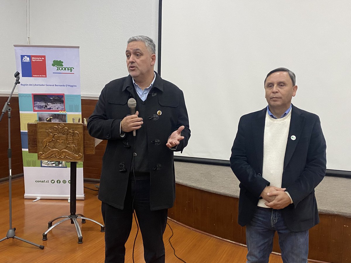 conaf_ohiggins's tweet image. Trabajadores de todos los departamentos y secciones de #CONAF de la Región de #OHiggins se reúnen con el director ejecutivo, Rodrigo Illesca y el director regional, Oscar Galdames, en torno a los desafíos de la nueva institucionalidad SERNAFOR
