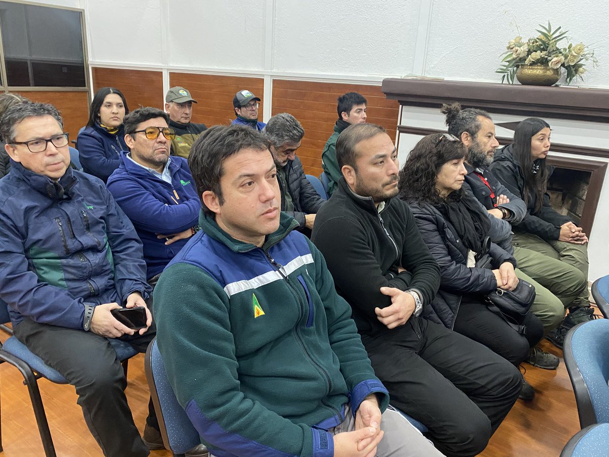 conaf_ohiggins's tweet image. Trabajadores de todos los departamentos y secciones de #CONAF de la Región de #OHiggins se reúnen con el director ejecutivo, Rodrigo Illesca y el director regional, Oscar Galdames, en torno a los desafíos de la nueva institucionalidad SERNAFOR