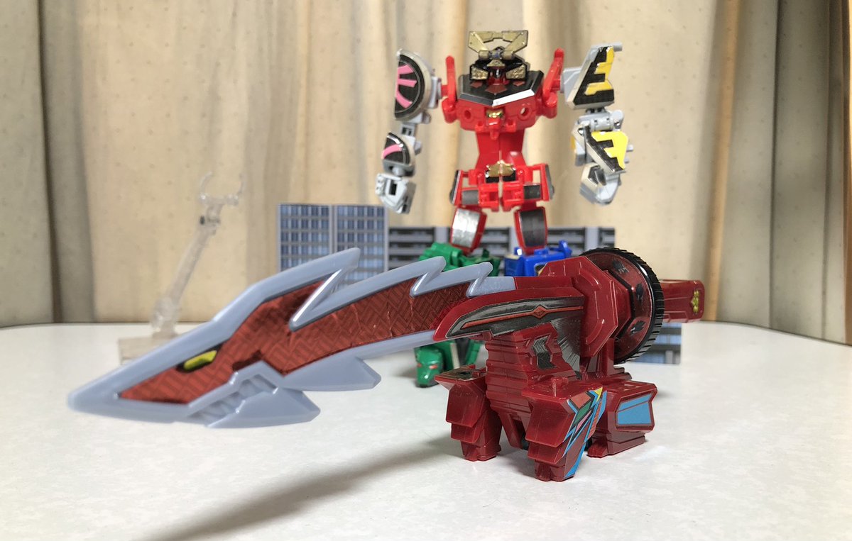 deepwurm's tweet image. ミニプラ シンケンジャー⑤
恐竜折神‼️夏映画メカ枠で登場し、DX同様に装備出来るところは同じ。
しかし、ミニプラ版の真髄はここからで、グリップを分解すると謎のジョイントが。
そして説明書には書いてないけど何故かシンケンオーの手にジャストフィット。そう言う事なんですね
#ミニプラ