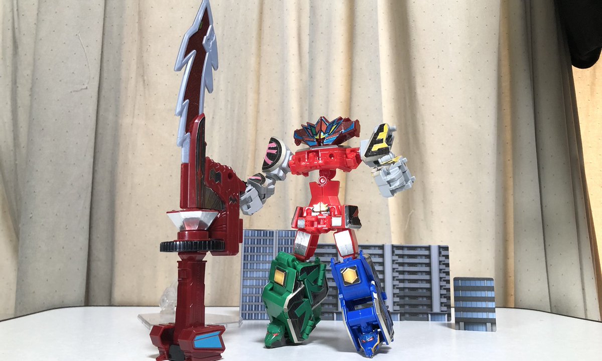 deepwurm's tweet image. ミニプラ シンケンジャー⑤
恐竜折神‼️夏映画メカ枠で登場し、DX同様に装備出来るところは同じ。
しかし、ミニプラ版の真髄はここからで、グリップを分解すると謎のジョイントが。
そして説明書には書いてないけど何故かシンケンオーの手にジャストフィット。そう言う事なんですね
#ミニプラ