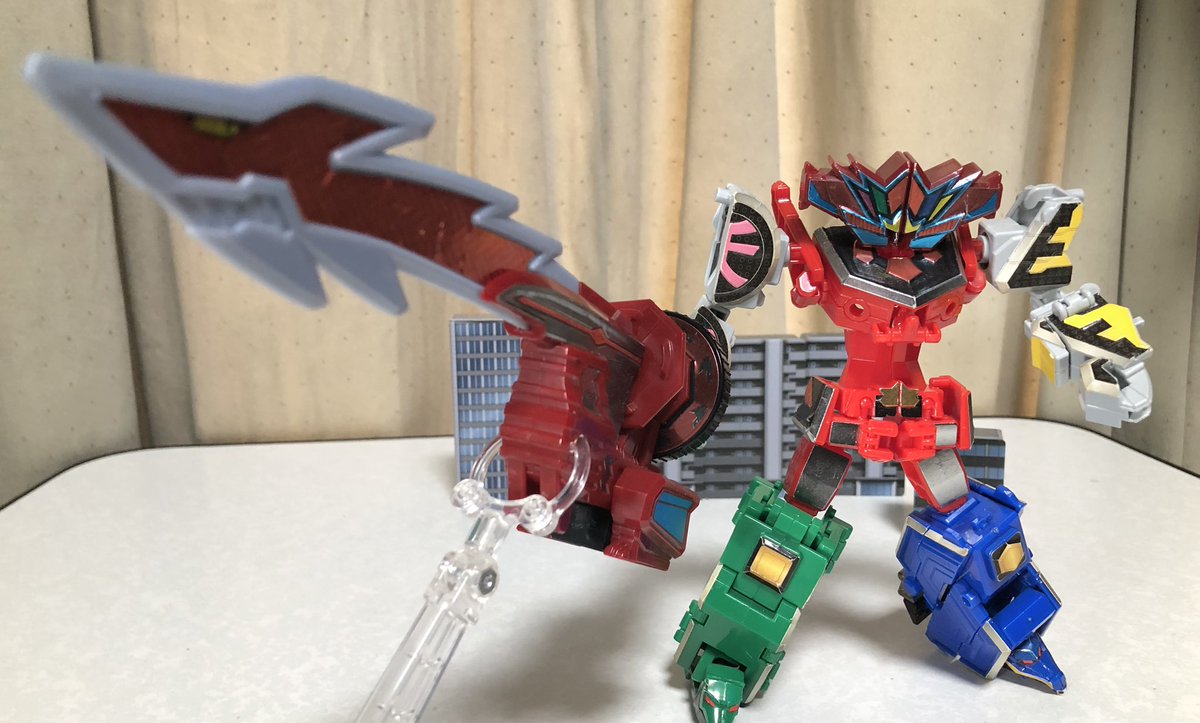 deepwurm's tweet image. ミニプラ シンケンジャー⑤
恐竜折神‼️夏映画メカ枠で登場し、DX同様に装備出来るところは同じ。
しかし、ミニプラ版の真髄はここからで、グリップを分解すると謎のジョイントが。
そして説明書には書いてないけど何故かシンケンオーの手にジャストフィット。そう言う事なんですね
#ミニプラ