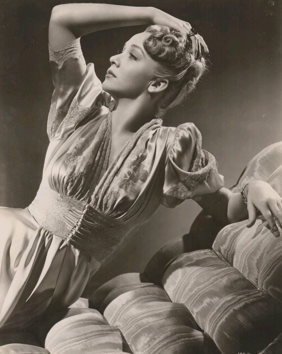 ACMillerAuthor's tweet image. Carole Landis in a promotional portrait for MOON OVER MIAMI ('41).