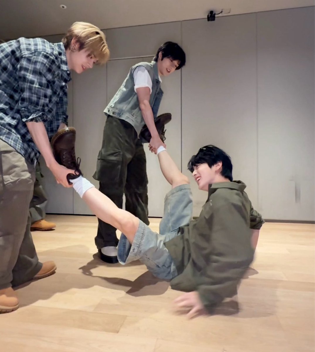 sillyyeonbin's tweet image. I WOKE UP IN A NEW BUGATTI 🗣️