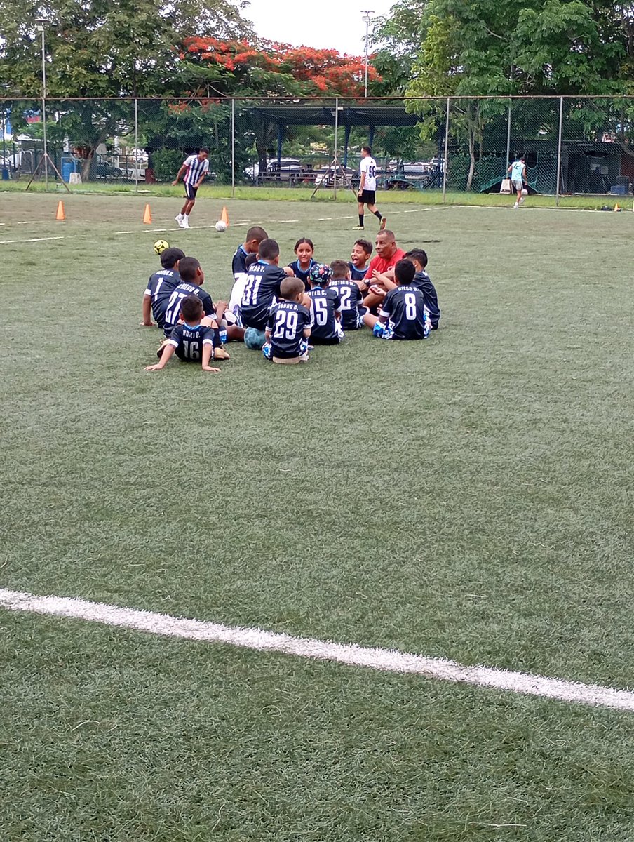 Entrenamientos de la academia de fútbol Rufina Alfaro en las categorías A, B y C.