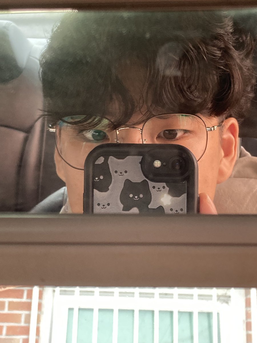 #OC_vs_ME
얼굴에 자신감이 없는편