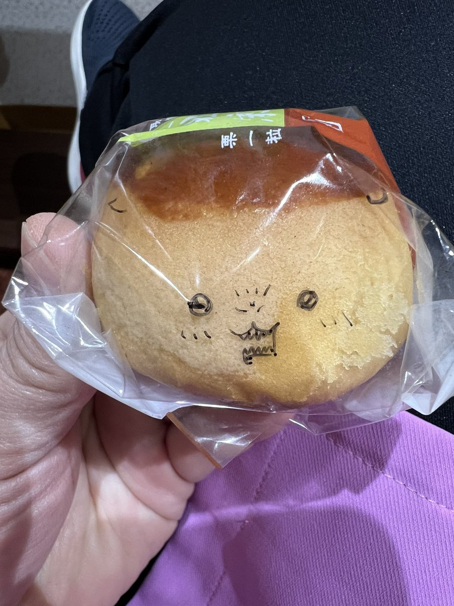 mikazuki298's tweet image. 栗まんじゅうが休憩室にあったから落書きタイム