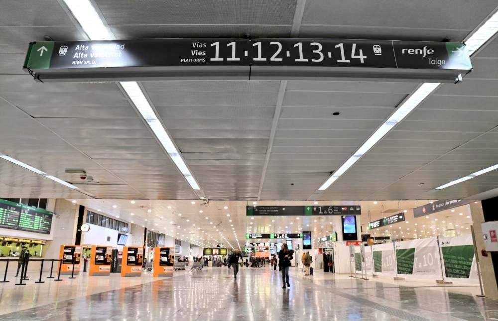 Adif_es's tweet image. 🚆🔛🤝 Adif AV y el @EIB firman un préstamo de 115 M€ para modernizar y ampliar la estación de Barcelona #Sants.
El proyecto aumentará un 30% el espacio, mejorará los flujos de movilidad, la accesibilidad y los servicios a los #viajeros de alta velocidad y usuarios de…