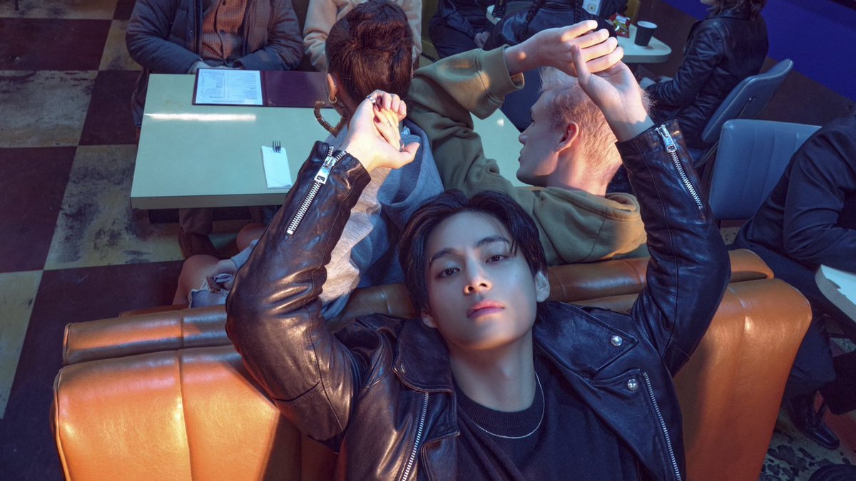 나한테 뷔는 되게 듀얼?한 사람이라 이런  화보 조아함