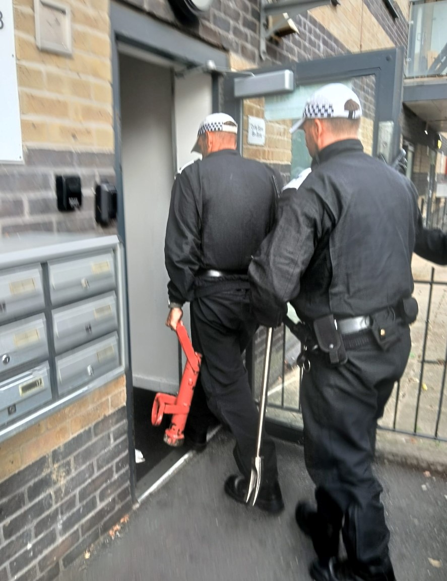 MPSHavering's tweet image. Recently, officers from Havering did a drugs warrant on an address in Romford which is believed to be supplying drugs. Items relating to drug dealing were seized by officers.
A 49-year-old man was arrested & a woman was removed from the address.
A closure order was put in place.