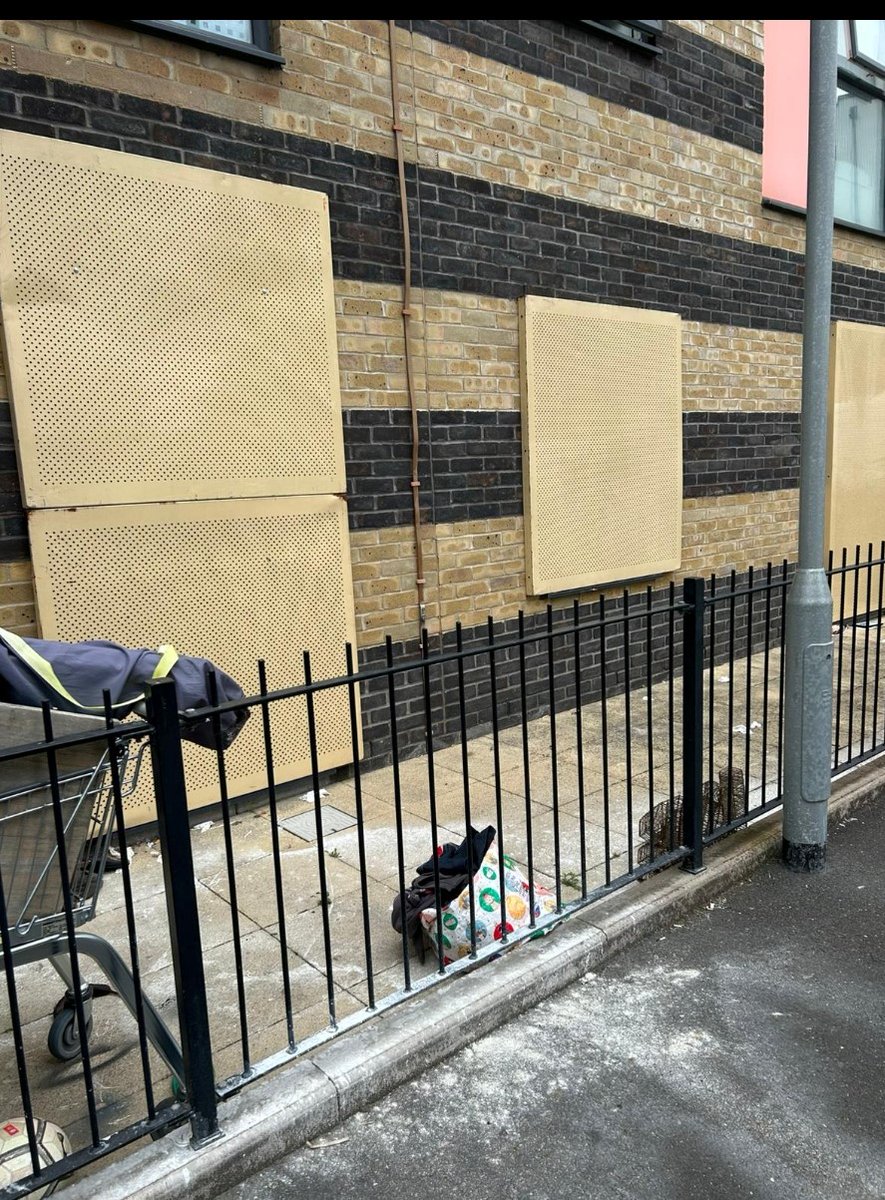 MPSHavering's tweet image. Recently, officers from Havering did a drugs warrant on an address in Romford which is believed to be supplying drugs. Items relating to drug dealing were seized by officers.
A 49-year-old man was arrested & a woman was removed from the address.
A closure order was put in place.