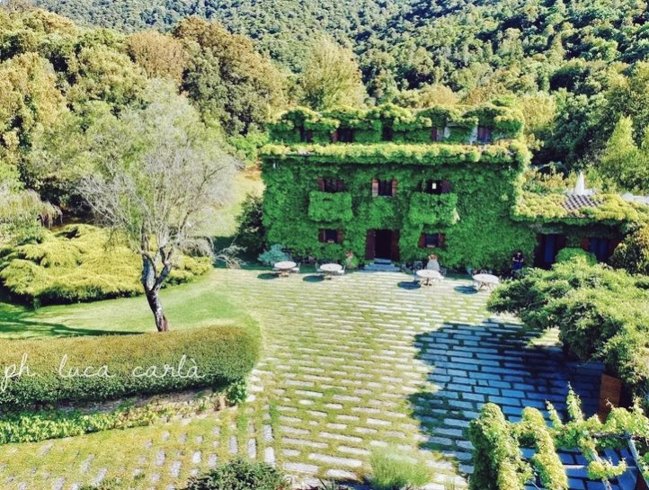 Fabrizio De André amò profondamente la Sardegna,
dove i legami con la terra erano ancora molto forti,
e la scelse come sua dimora e fonte di ispirazione.

La tenuta de "L'Agnata", nel cuore della Gallura

#LuoghiDEstate
