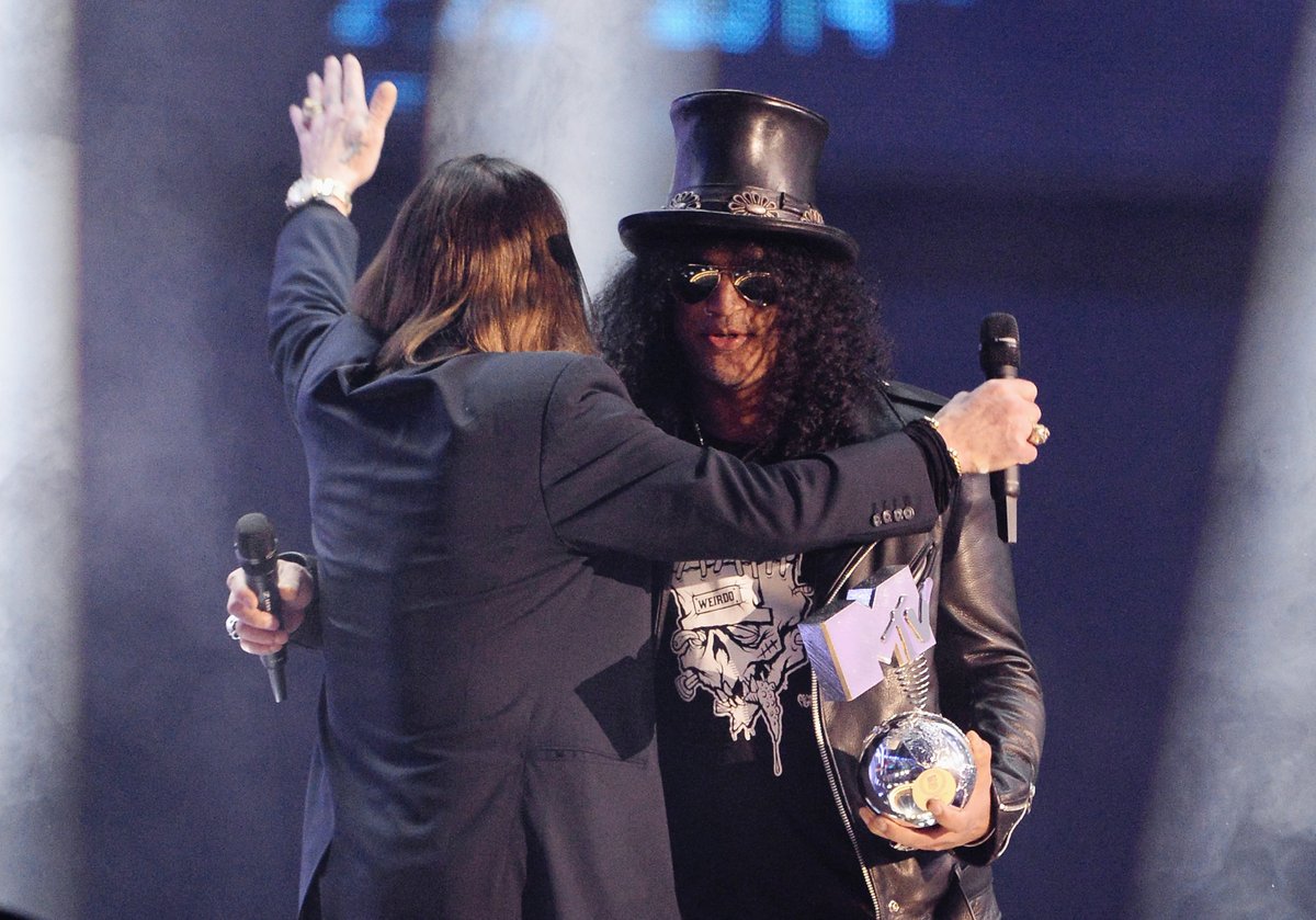 TheAFDPodcast's tweet image. #ThrowbackThursday: Slash presented Ozzy Osbourne with the Global Icon Award during the MTV EMA's 2014 at The Hydro on November 9, 2014 in Glasgow, Scotland. 🎩🦇❤️
(Photo by Samir Hussein/Getty Images)