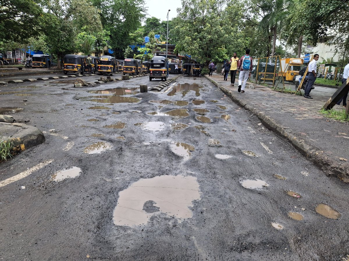 YogeshSheteMNS's tweet image. सानपाडा रेल्वे स्थानकाबाहेर रिक्षा स्टँड व सेक्टर ३० बस स्थानकामधील रस्ते,पदपथांची तात्काळ सुधारणा- दुरुस्ती करण्यासंदर्भात मनसे तर्फे सिडकोचे कार्यकारी अभियंता श्री. आर. एन. दिवेकर यांची भेट घेऊन त्यांना पत्र दिले.
#mnsadhikrut
#AmitThackeray
#RajThackeray