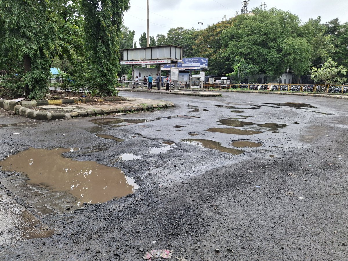 YogeshSheteMNS's tweet image. सानपाडा रेल्वे स्थानकाबाहेर रिक्षा स्टँड व सेक्टर ३० बस स्थानकामधील रस्ते,पदपथांची तात्काळ सुधारणा- दुरुस्ती करण्यासंदर्भात मनसे तर्फे सिडकोचे कार्यकारी अभियंता श्री. आर. एन. दिवेकर यांची भेट घेऊन त्यांना पत्र दिले.
#mnsadhikrut
#AmitThackeray
#RajThackeray
