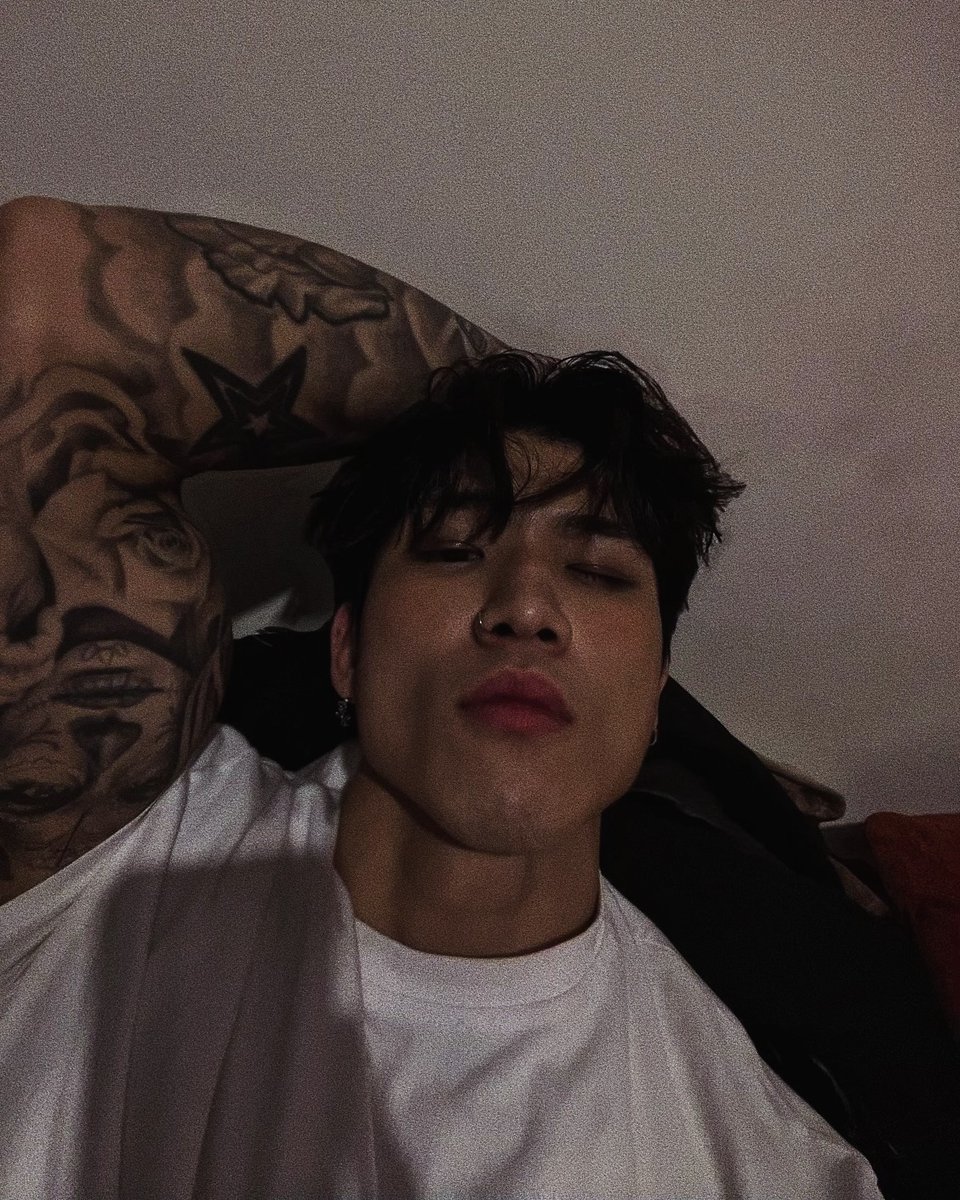 FCKL0YAL's tweet photo. ⠀⠀
⠀⠀pov —— você se deixou levar, eu virei o seu ficante e agora essa é a sua galeria:
⠀⠀⠀ https://t.co/YDUGvzhoau