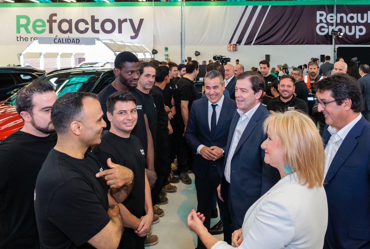 alferma1's tweet image. 🚙 La automoción es motor de presente y futuro para #CastillayLeón: 25 % del PIB industrial y 40.000 empleos. Desde la @jcyl apostamos por una transición justa y competitiva hacia la nueva movilidad
Gracias @renault_esp por su compromiso real y desde siempre con nuestra tierra