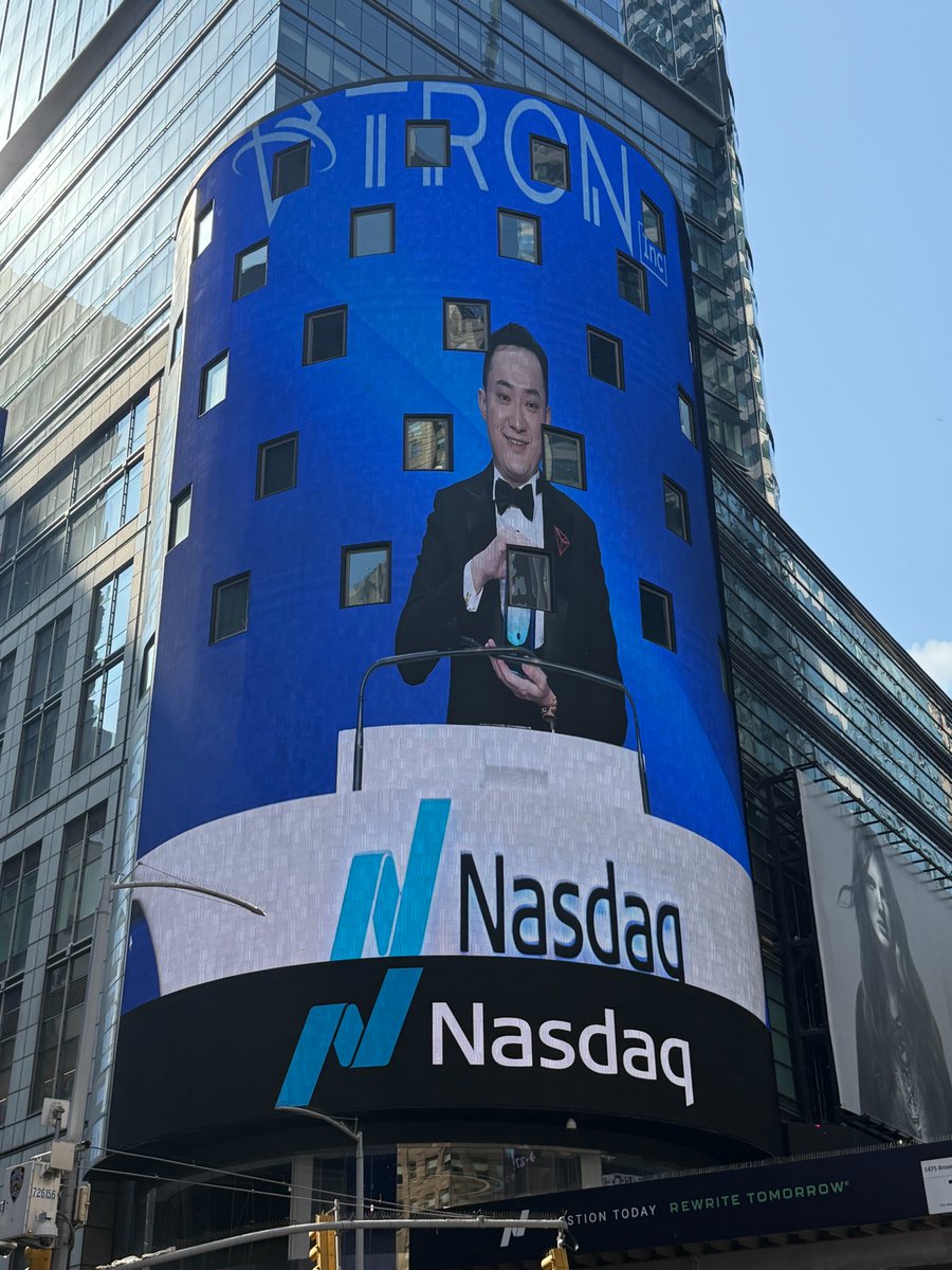 DeFi_JUST's tweet image. The bell has rung, but the excitement continues!

.@justinsuntron led the Nasdaq Opening Bell ceremony for Tron Inc., celebrating a transformative chapter in the company’s journey.

Standing alongside the TRON Ecosystem, let’s catch the exclusive highlights from this…