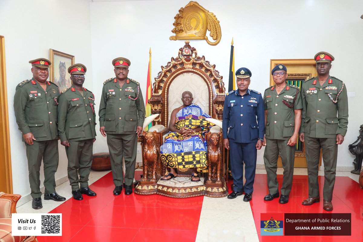GhArmedForces's tweet image. The Chief of the Defence Staff (CDS), Lieutenant General (Lt Gen) William Agyapong, has paid a courtesy call on Otumfuo Osei Tutu II, at the Manhyia Palace in Kumasi.
gafonline.mil.gh/publication/ne…