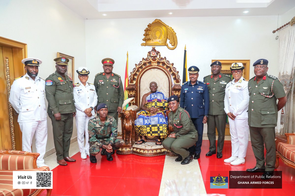GhArmedForces's tweet image. The Chief of the Defence Staff (CDS), Lieutenant General (Lt Gen) William Agyapong, has paid a courtesy call on Otumfuo Osei Tutu II, at the Manhyia Palace in Kumasi.
gafonline.mil.gh/publication/ne…