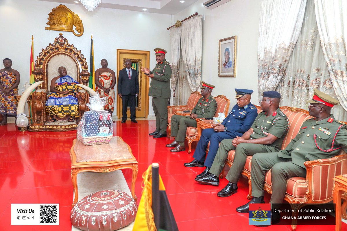 GhArmedForces's tweet image. The Chief of the Defence Staff (CDS), Lieutenant General (Lt Gen) William Agyapong, has paid a courtesy call on Otumfuo Osei Tutu II, at the Manhyia Palace in Kumasi.
gafonline.mil.gh/publication/ne…