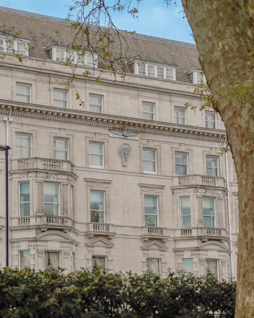 TheRAFClub's tweet image. While the sunshine may have taken a break, summer at the Royal Air Force Club is still in full swing. ☀
Whether you're looking for a peaceful weekend stay, a family escape, or simply a moment to unwind in central London, the Club remains a welcoming retreat.