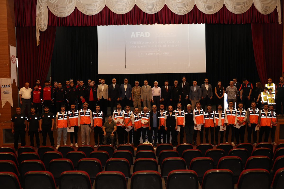 ✨ AFAD Gönüllüleriyle Buluştuk! 🤝

Valimiz ve Belediye Başkan V. SayınDr. Kemal Kızılkaya, İl Afet ve Acil Durum Müdürlüğü tarafından düzenlenen etkinlikte #AFAD gönüllülerimizle bir araya geldi.

AK Parti Siirt Milletvekili Mervan Gül, İl Jandarma Komutanı Tuğgeneral Uğur