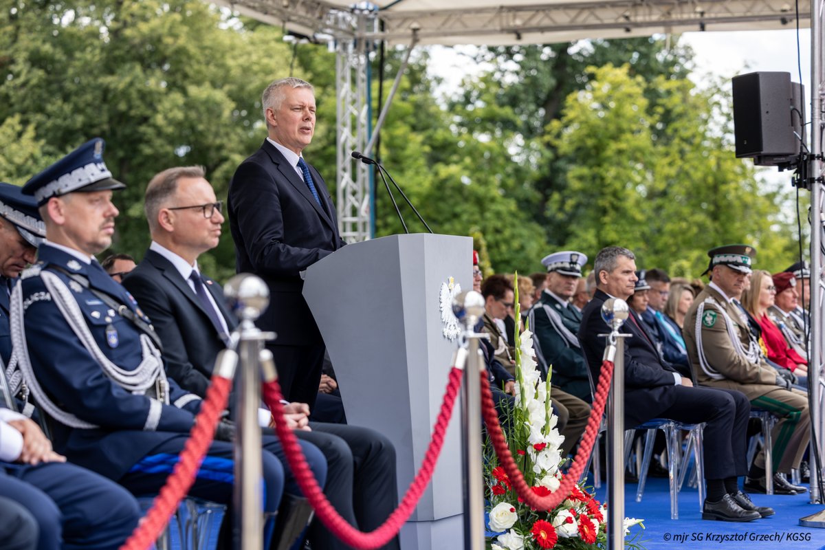 Straz_Graniczna's tweet image. Komendant Główny Straży Granicznej gen. dyw. SG Robert Bagan uczestniczył w Centralnych Obchodach Święta @PolskaPolicja .
Podczas uroczystości Prezydent RP @AndrzejDuda wręczył nominacje generalskie, a szef @MSWiA_GOV_PL @TomaszSiemoniak przekazał nowo mianowanym generałom…