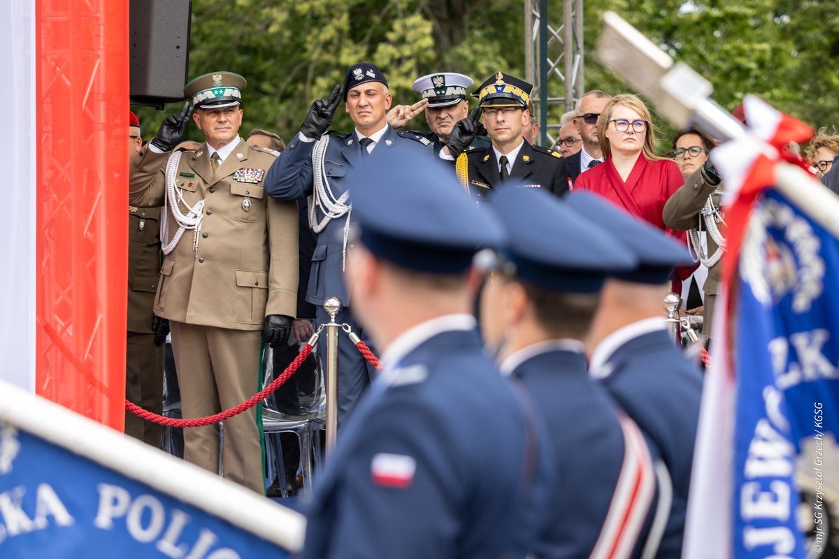 Straz_Graniczna's tweet image. Komendant Główny Straży Granicznej gen. dyw. SG Robert Bagan uczestniczył w Centralnych Obchodach Święta @PolskaPolicja .
Podczas uroczystości Prezydent RP @AndrzejDuda wręczył nominacje generalskie, a szef @MSWiA_GOV_PL @TomaszSiemoniak przekazał nowo mianowanym generałom…