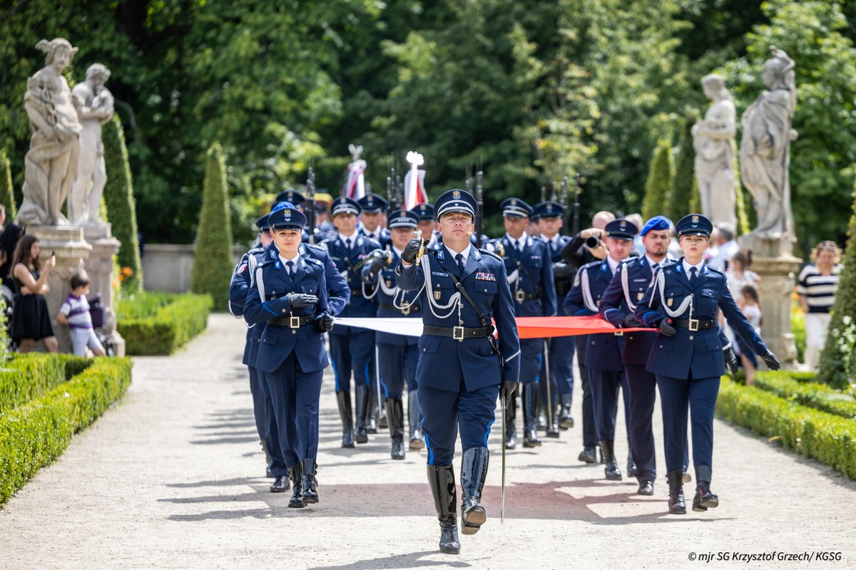 Straz_Graniczna's tweet image. Komendant Główny Straży Granicznej gen. dyw. SG Robert Bagan uczestniczył w Centralnych Obchodach Święta @PolskaPolicja .
Podczas uroczystości Prezydent RP @AndrzejDuda wręczył nominacje generalskie, a szef @MSWiA_GOV_PL @TomaszSiemoniak przekazał nowo mianowanym generałom…