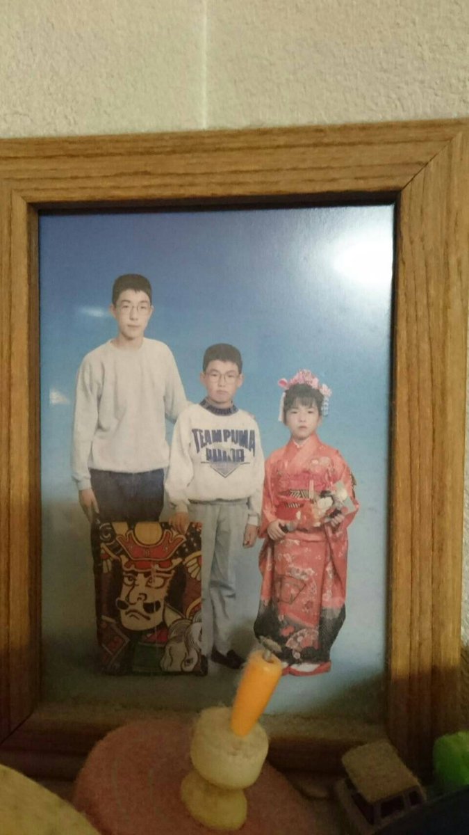 momonoyosuke's tweet image. 本人は嫌かもしれないが、ずっと好きな写真。みんな富士額、凧らしい凧、チームプーマ。これ以上に好きな他人の兄弟写真を知らない。こんな細長い兄がカッコいいベースをモノブライトで弾く未来、誰が予想出来たのか。

本人には悪いが、定期的に俺はこれをUPしていく。だって好きだから。