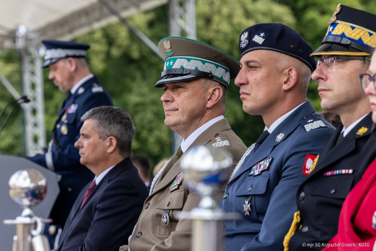 Straz_Graniczna's tweet image. Komendant Główny Straży Granicznej gen. dyw. SG Robert Bagan uczestniczył w Centralnych Obchodach Święta @PolskaPolicja .
Podczas uroczystości Prezydent RP @AndrzejDuda wręczył nominacje generalskie, a szef @MSWiA_GOV_PL @TomaszSiemoniak przekazał nowo mianowanym generałom…