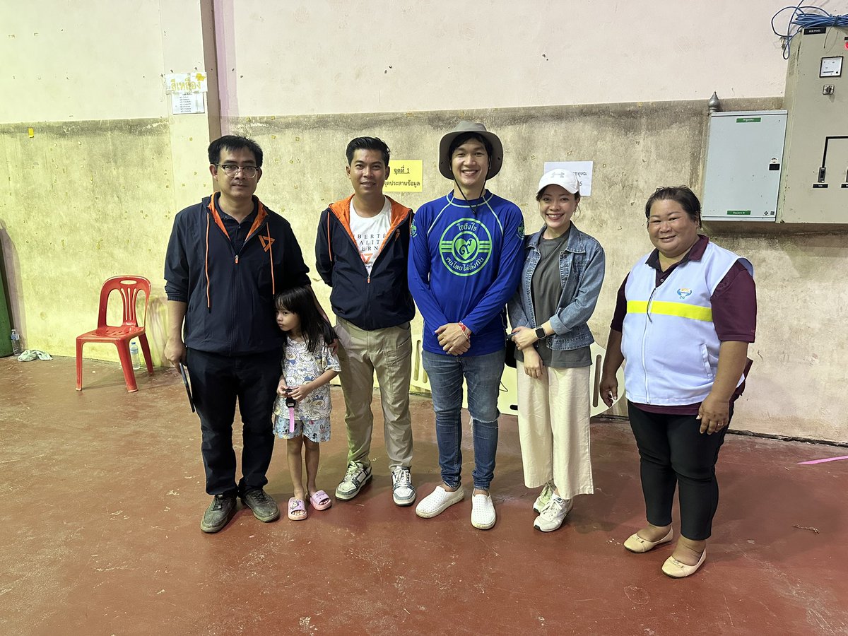 kruaof_ubn's tweet image. มาเยี่ยมพี่น้องที่อพยพกลุ่มประบาง สอบถามผู้ป่วยติดเตียง/ผู้สูงอายุ
ในสถานการณ์ที่วิกฤตยังมีน้ำใจคนไทย
ช่วยเหลือกัน ขอบคุณเจ้าหน้าที่ภาคส่วนต่างๆ
ที่มาจากหลายแห่ง มาดูแลพี่น้องของเรา
ขอบคุณจิตอาสาทุกคณะ ทุกท่าน ที่มาเติมเต็มการดูแลกันและกัน
#ชายแดนไทยกัมพูชา #อุบล