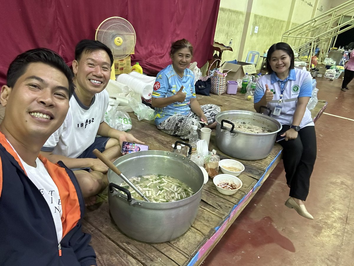 kruaof_ubn's tweet image. มาเยี่ยมพี่น้องที่อพยพกลุ่มประบาง สอบถามผู้ป่วยติดเตียง/ผู้สูงอายุ
ในสถานการณ์ที่วิกฤตยังมีน้ำใจคนไทย
ช่วยเหลือกัน ขอบคุณเจ้าหน้าที่ภาคส่วนต่างๆ
ที่มาจากหลายแห่ง มาดูแลพี่น้องของเรา
ขอบคุณจิตอาสาทุกคณะ ทุกท่าน ที่มาเติมเต็มการดูแลกันและกัน
#ชายแดนไทยกัมพูชา #อุบล