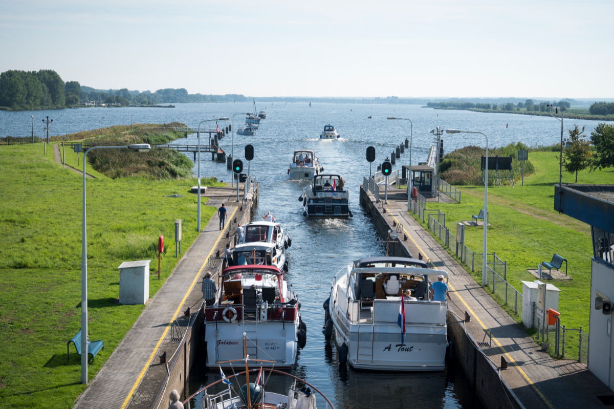 Zeg nou zelf, wat is er fijner dan lekker met een bootje het water op? 🛳️ Ook als het weer wat wisselvallig is, wil je natuurlijk goed voorbereid op pad. Benieuwd hoe? Mobiel verkeersleider Dennis geeft tips!.👇rijkswaterstaat.nl/nieuws/archief…