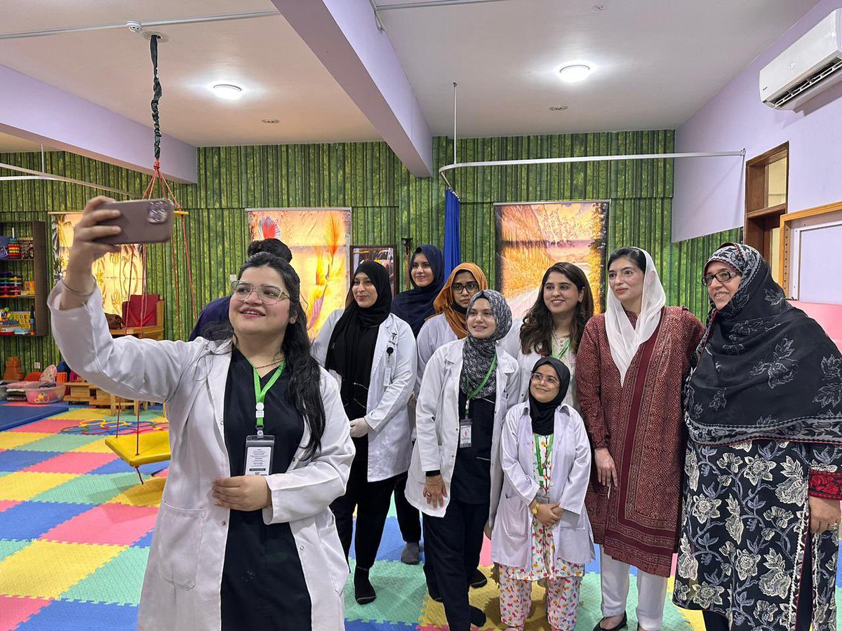 murtazawahab1's tweet image. 1st lady of Pakistan, Ms Aseefa Bhutto Zardari visited the 2 children hospitals being managed by Sindh Institute of Child Health at Korangi & Azam Basti along with Health Minister Sahiba. She was pleased to see quality health care facilities being provided free of cost & also…