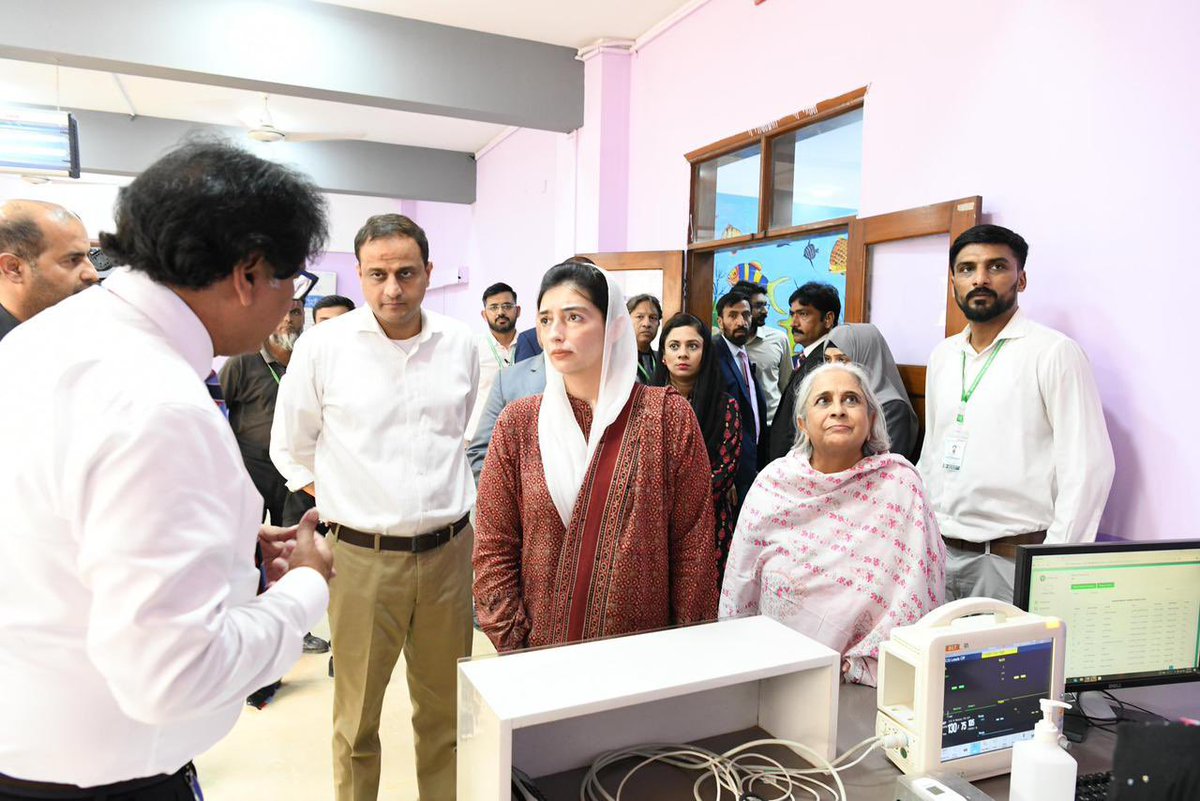 murtazawahab1's tweet image. 1st lady of Pakistan, Ms Aseefa Bhutto Zardari visited the 2 children hospitals being managed by Sindh Institute of Child Health at Korangi & Azam Basti along with Health Minister Sahiba. She was pleased to see quality health care facilities being provided free of cost & also…