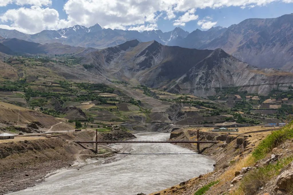 Six bridges cross the Panj which marks the border between the two countries. They were constructed by the Aga Khan Foundation to help improve connectivity and economic opportunities between these historically linked regions #Tajikistan <a href="/RSAsianAffairs/">Royal Society for Asian Affairs</a> rsaa.org.uk/blog/from-osh-…