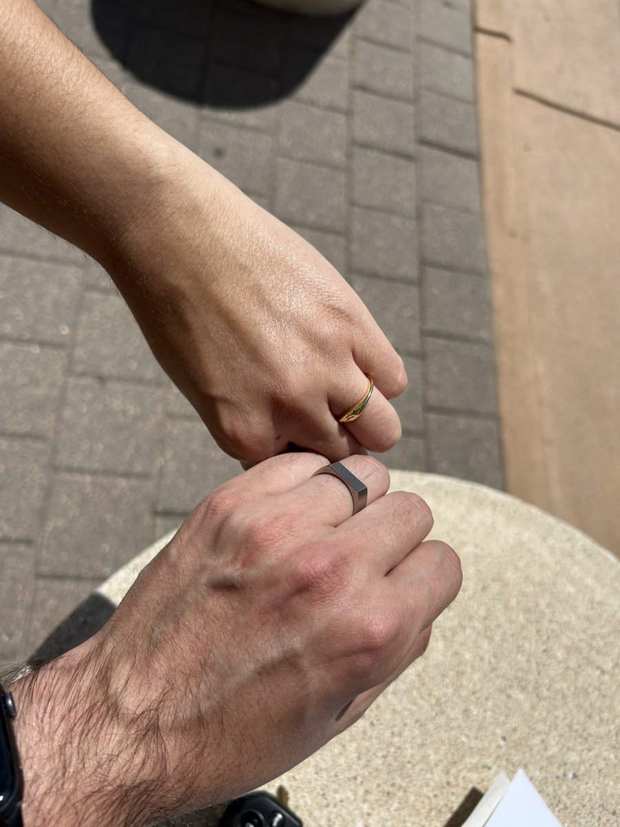 GaloAndStuff's tweet image. Hi internet friends. We got married yesterday!