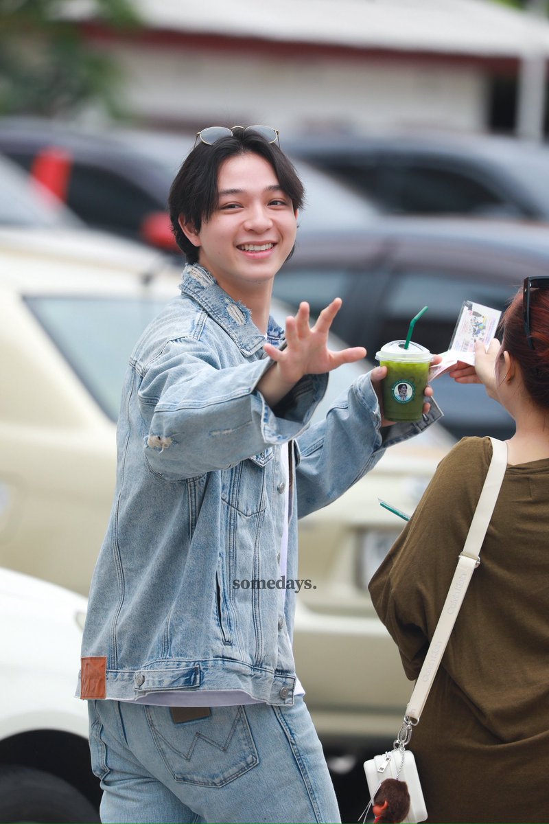 คนที่ปกติถ้าไม่มีงาน น้องก็จะนอนพักผ่อนตื่นบ่ายๆ แต่วันนี้วันสำคัญของคนพี่ น้องยอมตื่นเช้าแอบมาเซอร์ไพรส์พี่ถึงงานพร้อมสั่งเค้กน่ารักๆมาให้พี่💖 หน้าตาสดใสมากกเจ้าเด็ก ขนาดพี่ยังตกใจที่น้องตื่นเช้ามาหา~ พี่แม็กรักตายเลยเนี่ยย🤏🏻