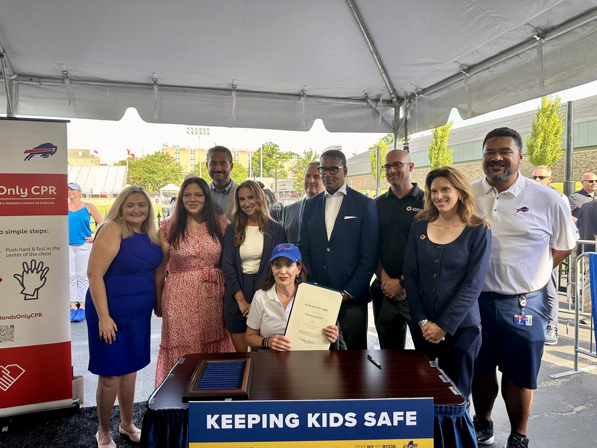AHANewYork's tweet image. Thx Gov. Hochul for helping to save lives! At Buffalo Bills Training Camp today, she signed Desha’s Law, requiring cardiac emergency response plans in schools.
Thx to the volunteers, the NFL & the Smart Heart Sports Coalition for your work to protect the hearts of NY students!