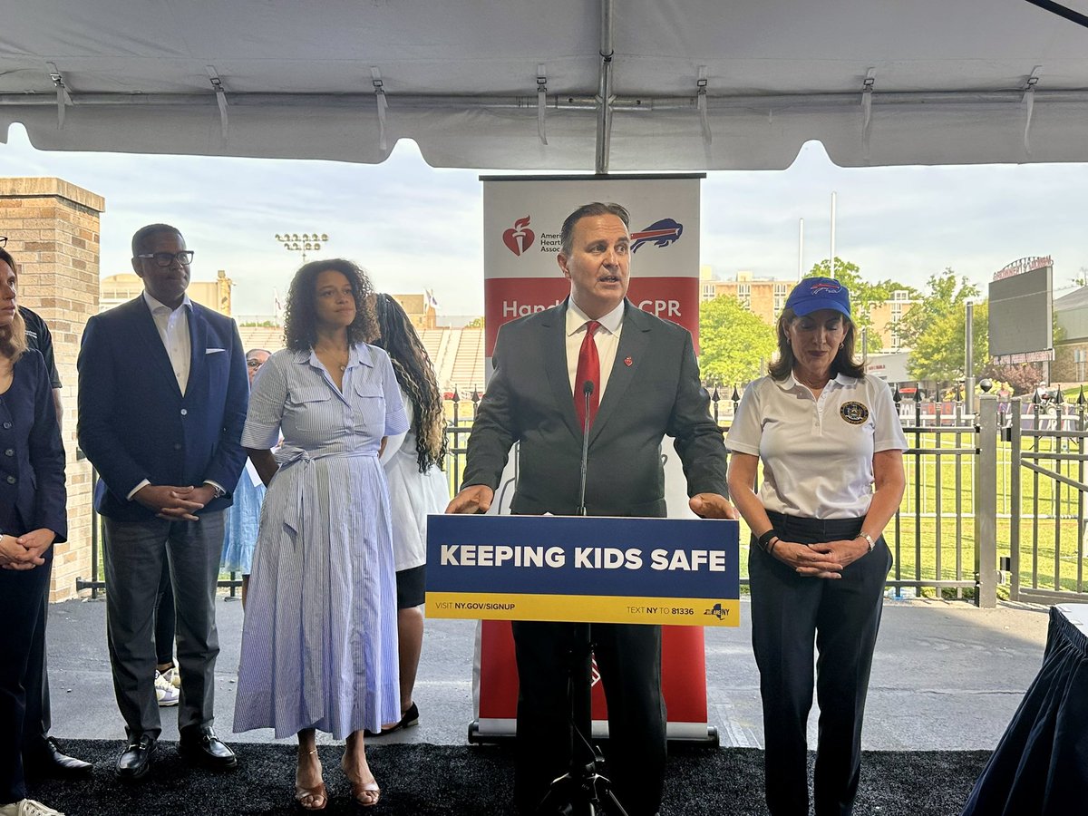 AHANewYork's tweet image. Thx Gov. Hochul for helping to save lives! At Buffalo Bills Training Camp today, she signed Desha’s Law, requiring cardiac emergency response plans in schools.
Thx to the volunteers, the NFL & the Smart Heart Sports Coalition for your work to protect the hearts of NY students!