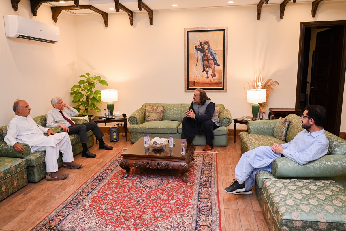 وزیراعلیٰ علی آمین خان گنڈاپور کے زیرِ صدارت محکمہ صحت کے حوالے سے اعلیٰ سطحی اجلاس

پشاور – وزیر اعلیٰ خیبر پختونخوا علی امین خان گنڈاپور کی زیر صدارت محکمہ صحت کے موجودہ نظام کا جائزہ لینے کے لیے ایک اعلیٰ سطحی اجلاس منعقد ہوا۔ اجلاس میں چیئرمین ہیلتھ پالیسی بورڈ خیبرپختونخوا
