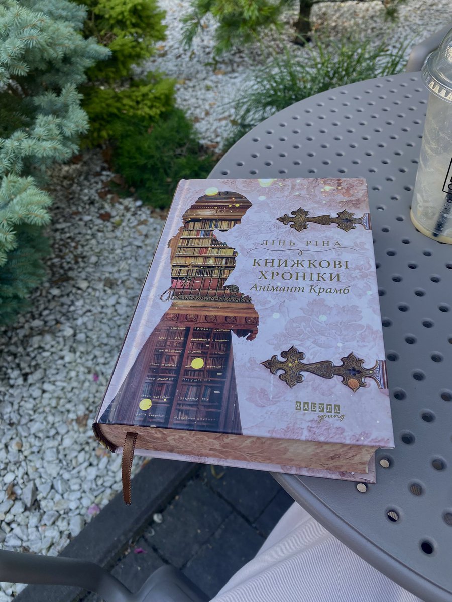 dushnilkaa's tweet image. думала за цей тиждень подужаю цю книгу до завтрашнього книжкового клубу, але життя українців вносить свої корективи у звичний графік. тому, щоб дочитати почала у ці дні прокидатись швидше і використовувати вільний час між роботою та протестами.