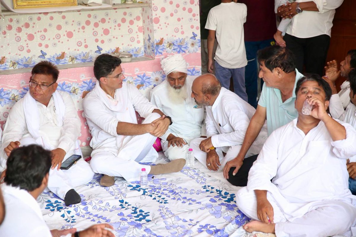 SachinPilot's tweet photo. टोंक शहर में शोक संतप्त परिवारों से मुलाकात कर संवेदना प्रकट की। https://t.co/JnF6VlVBSM