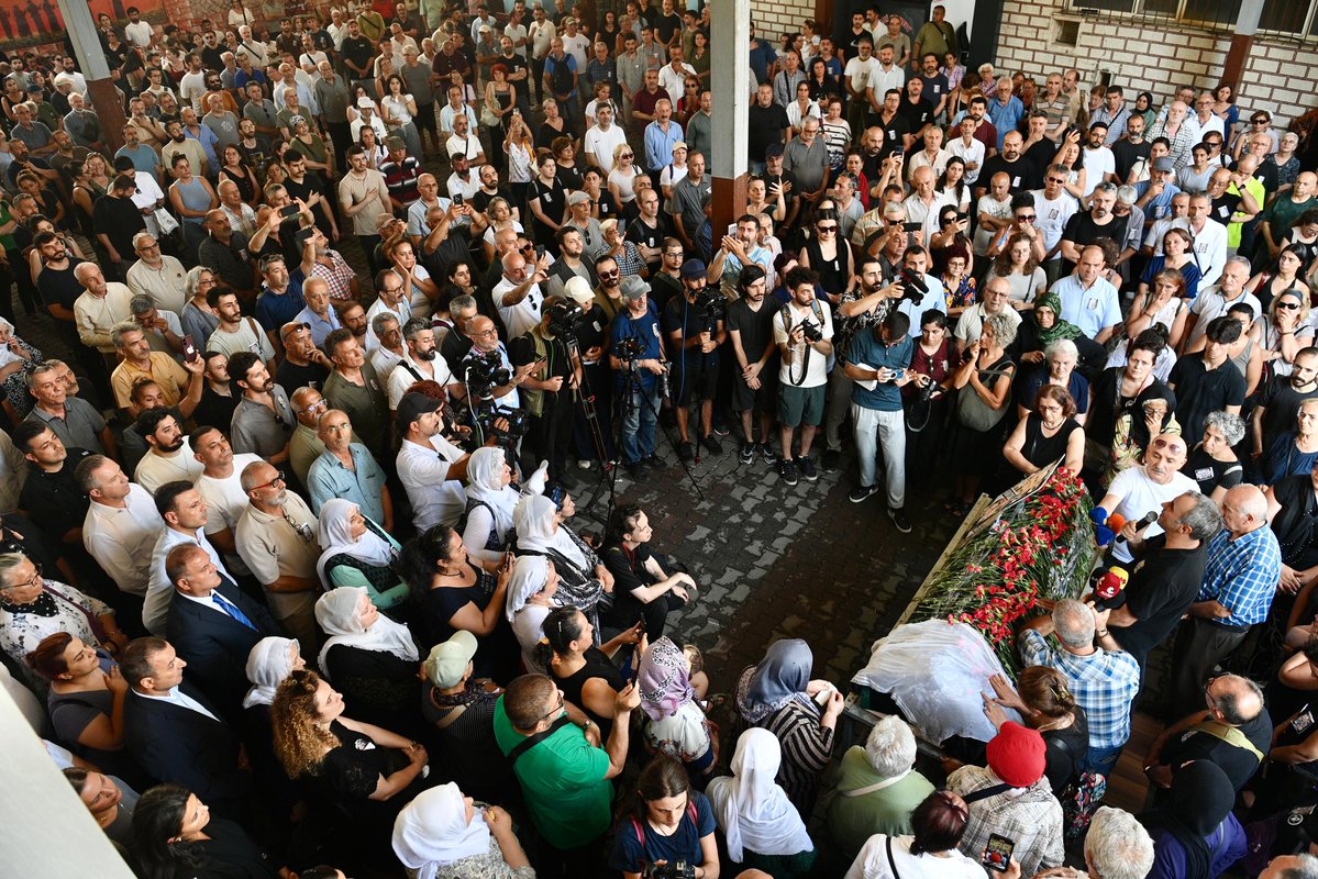 ozgurcelikchp's tweet image. Ömrü, kaybettiği oğlu Hasan Ocak ve faili meçhul tüm insanlar için adalet arayışıyla geçti.
Ülkemizin insan hakları mücadelesinin, Cumartesi Anneleri’nin simge ismi Emine Ocak’ı 30 yıldır mücadele verdiği Galatasaray Meydanı’nda anarak, Gazi Cemevi’nde yapılan törenle…